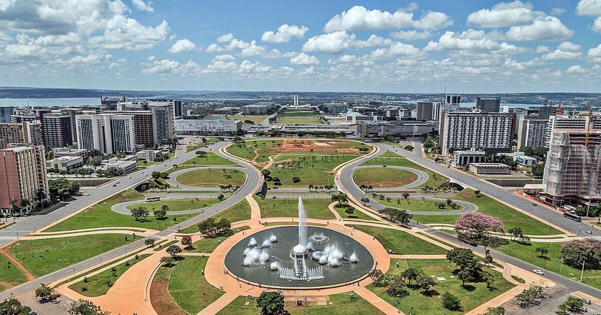 Brasília — photo réelle (Wikimedia Commons, Arturdiasr)