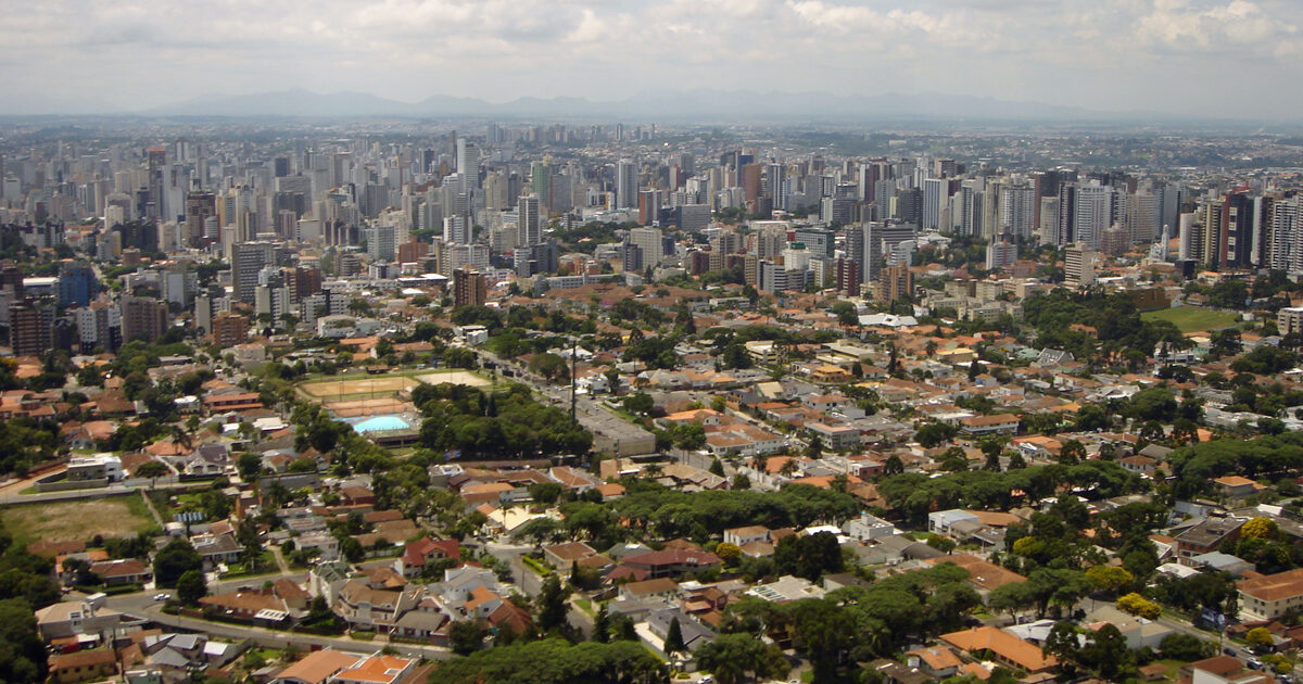 Curitiba — photo réelle (Wikimedia Commons, mariordo59)