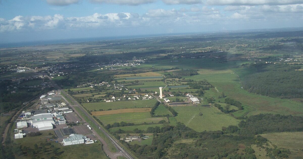 Lessay — photo réelle (Wikimedia Commons, Sieurcoug)