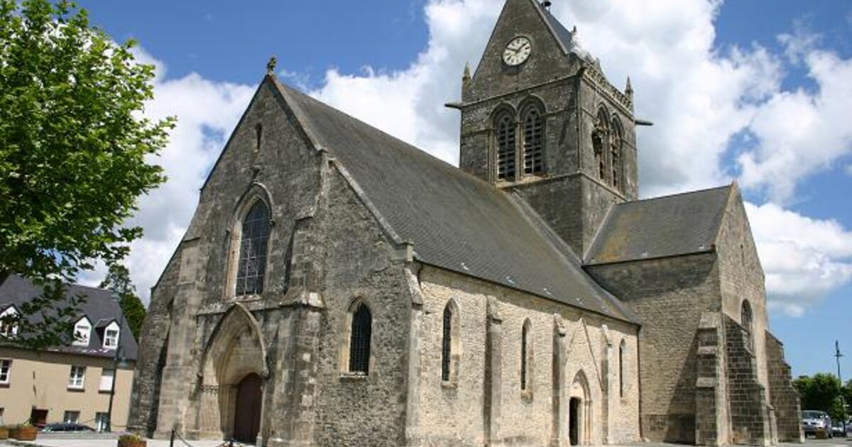 Sainte-Mère-Église — photo réelle (Wikimedia Commons, Pete Hoffman)