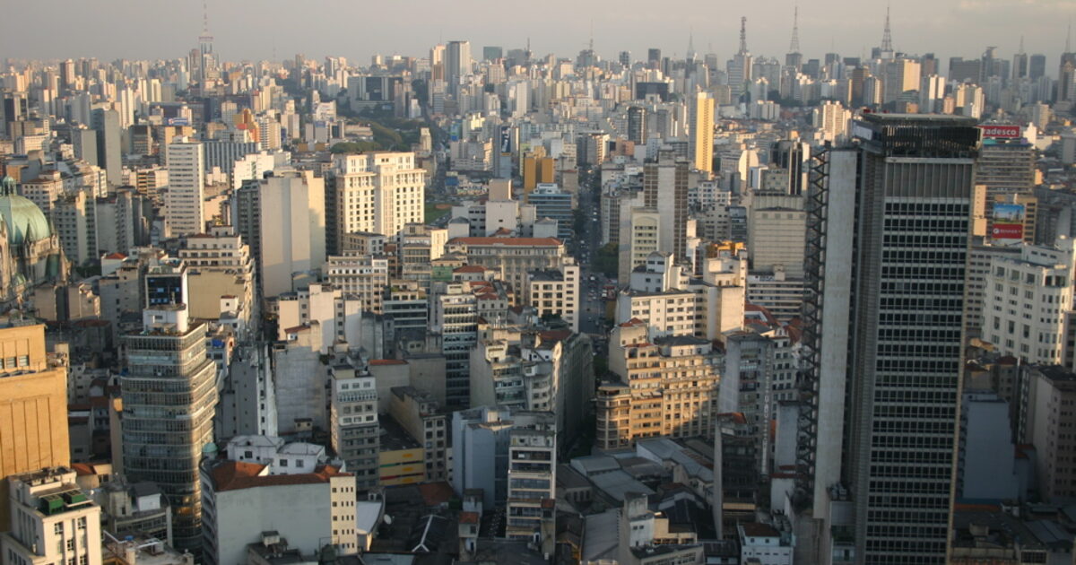 São Paulo — photo réelle (Wikimedia Commons, Thomas Hobbs)